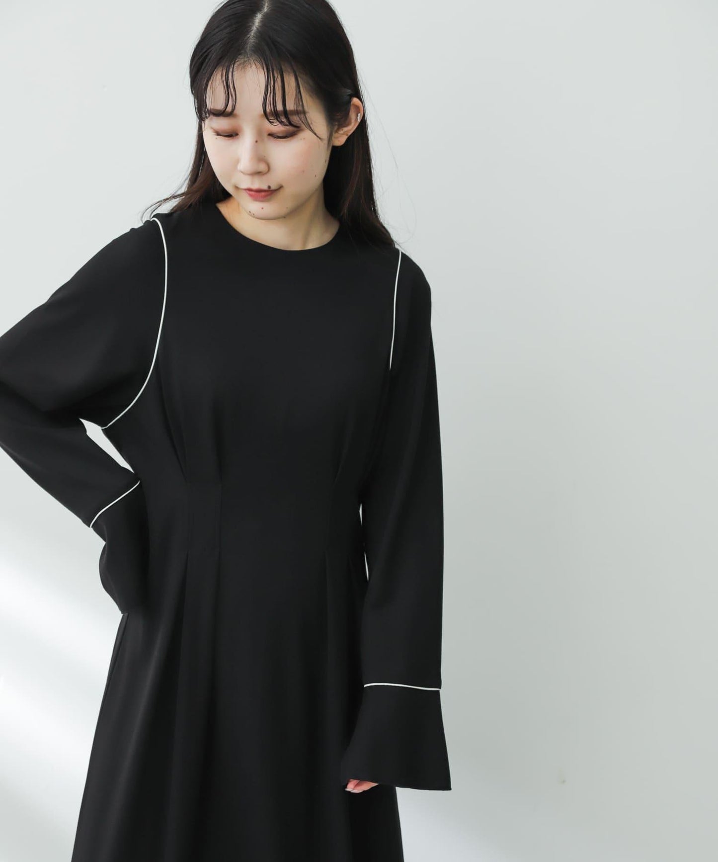 收腰褶皺連衣裙