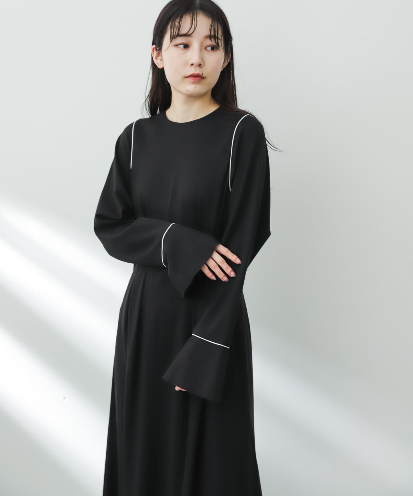 收腰褶皺連衣裙