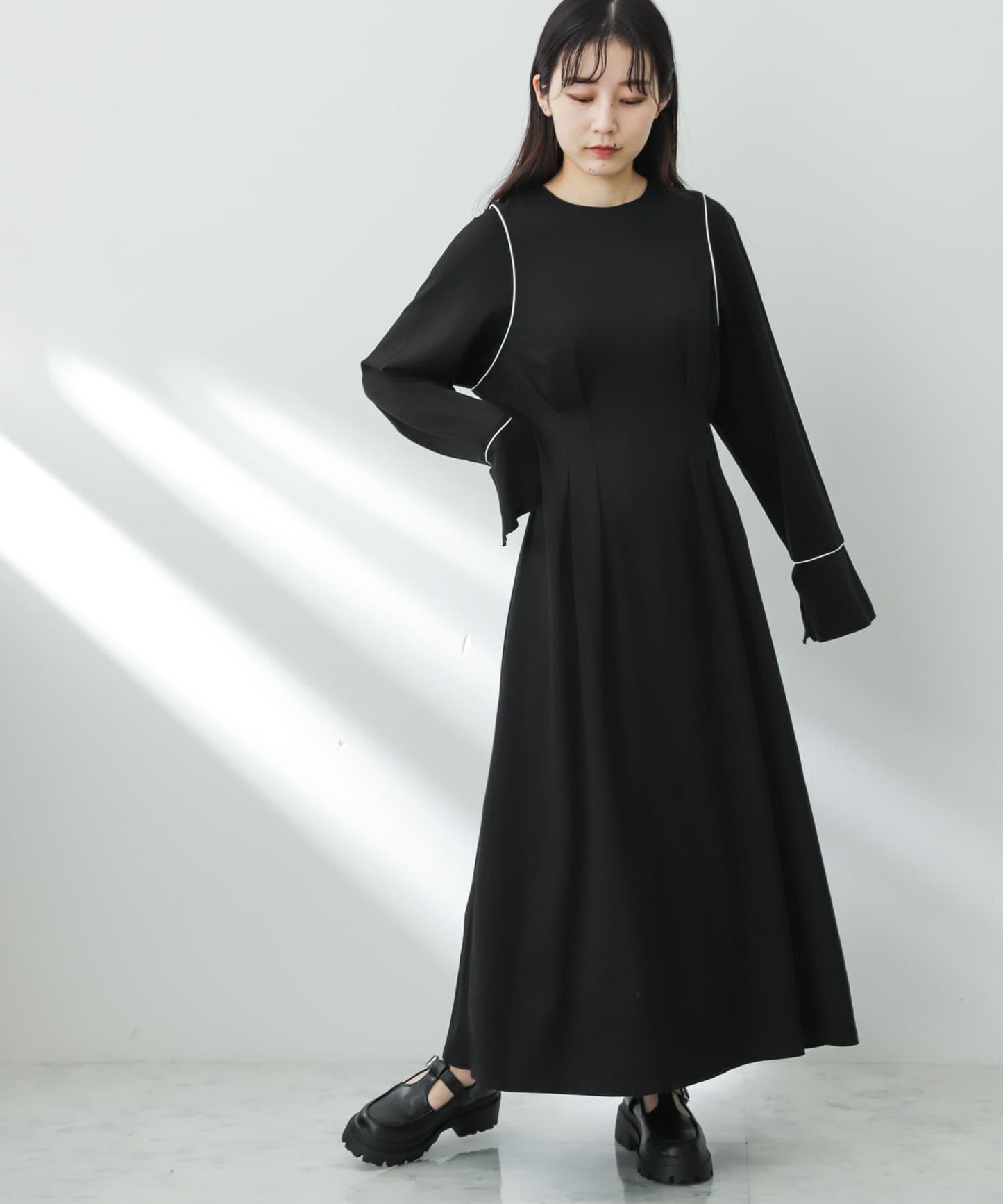 收腰褶皺連衣裙