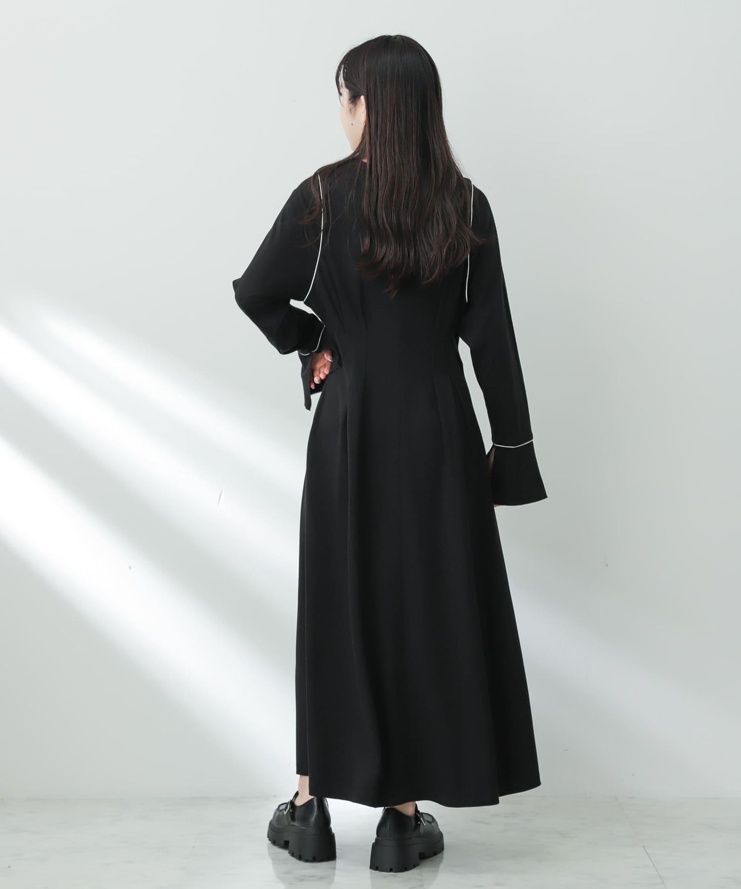 收腰褶皺連衣裙