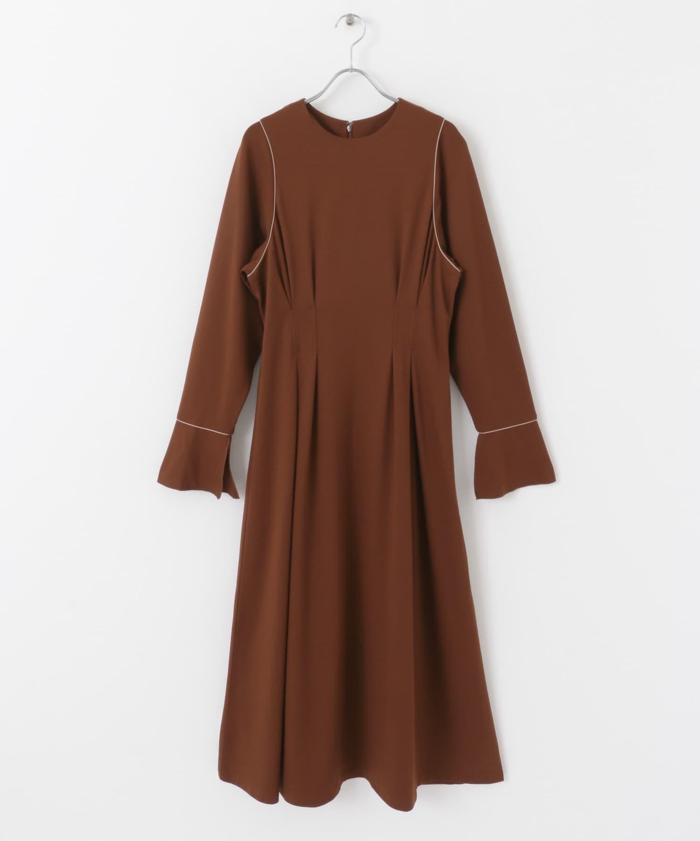 收腰褶皺連衣裙