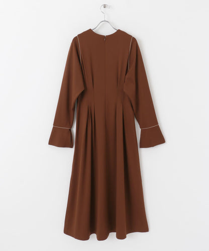 收腰褶皺連衣裙