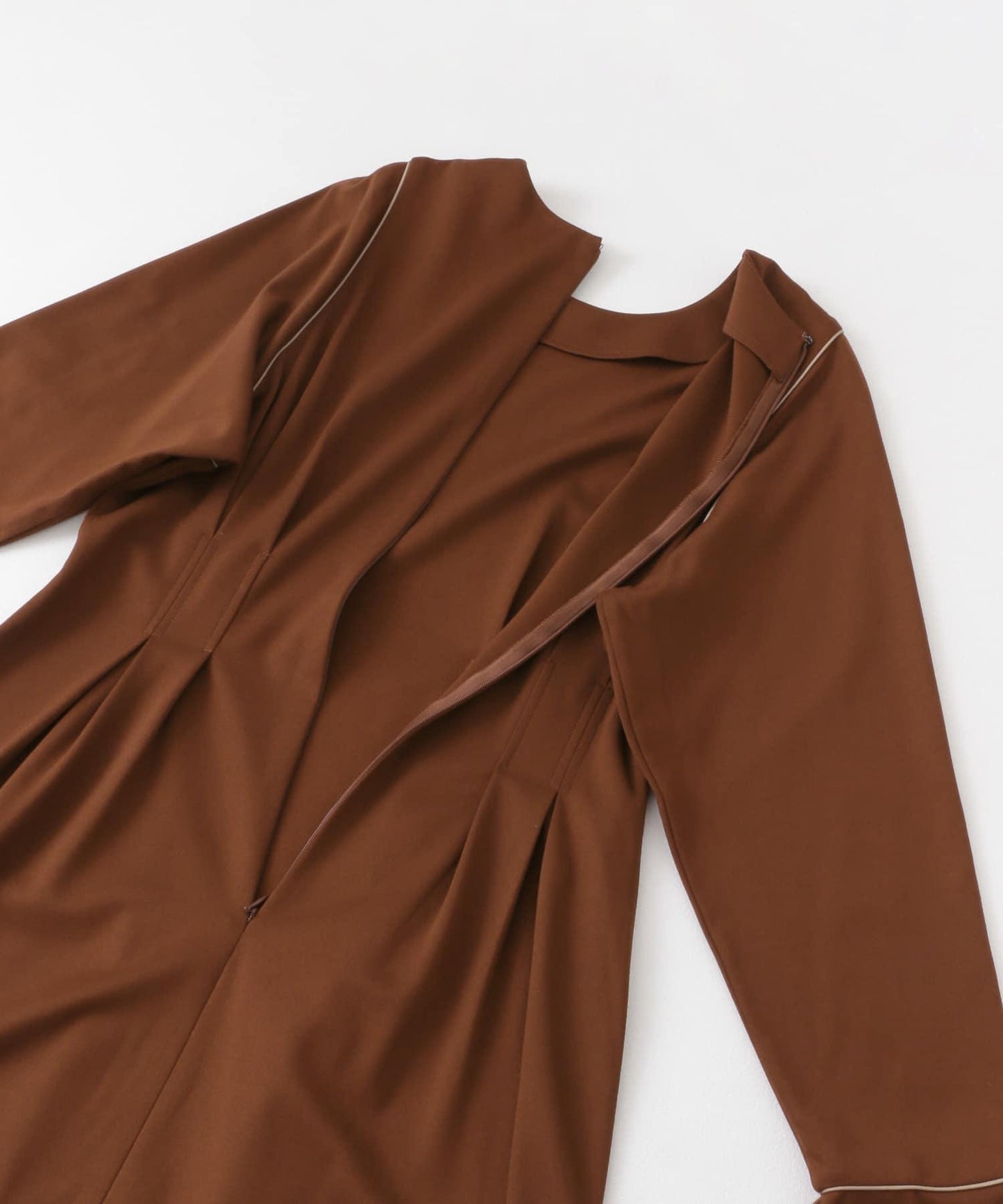 收腰褶皺連衣裙