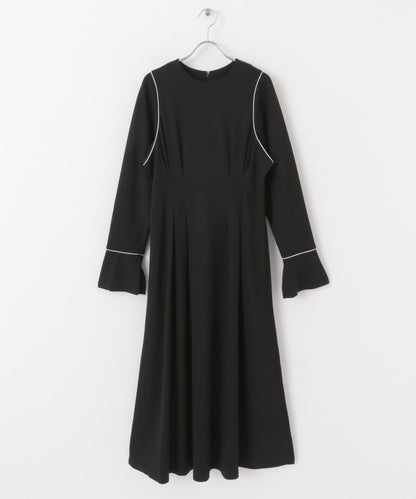 收腰褶皺連衣裙