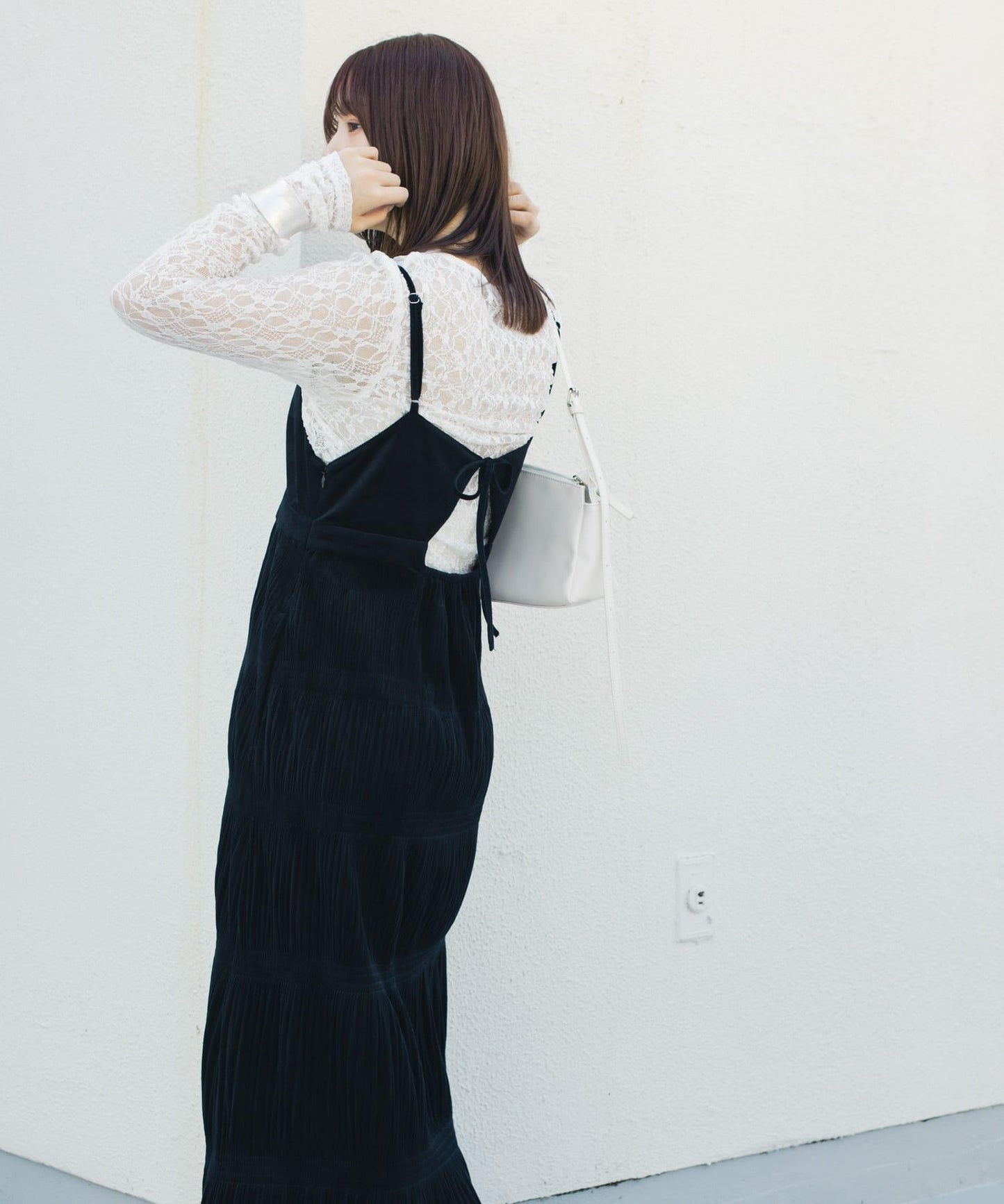 百褶吊帶連衣裙