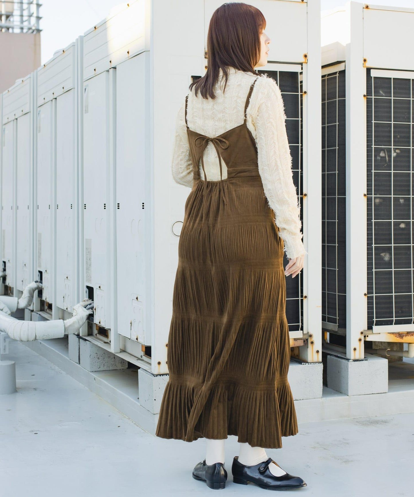 百褶吊帶連衣裙