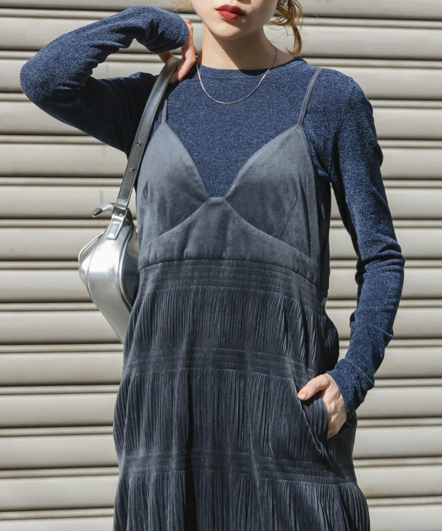 百褶吊帶連衣裙