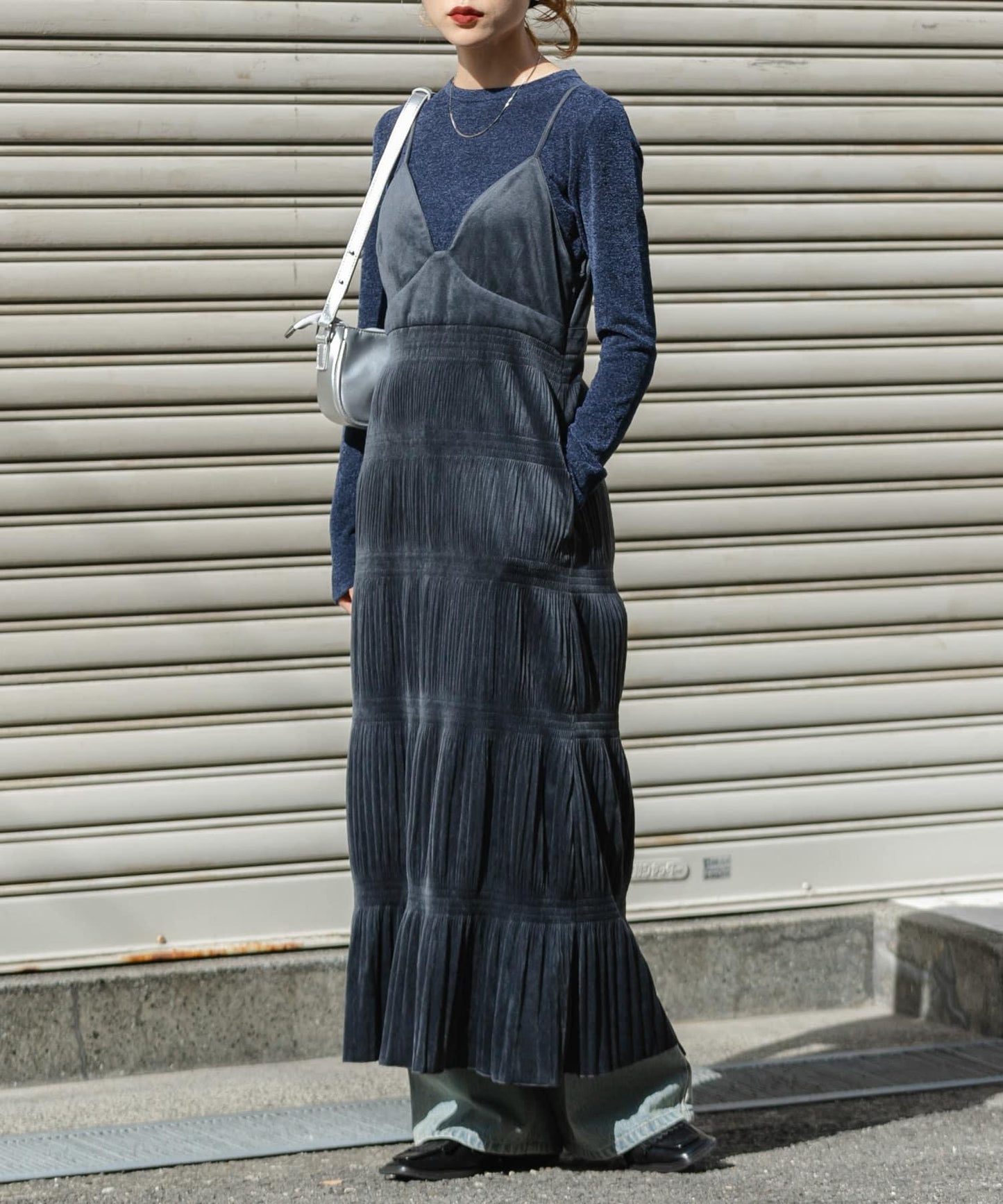 百褶吊帶連衣裙