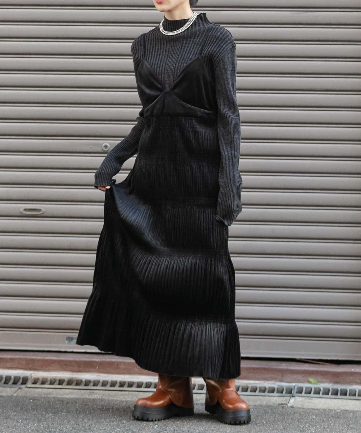 百褶吊帶連衣裙