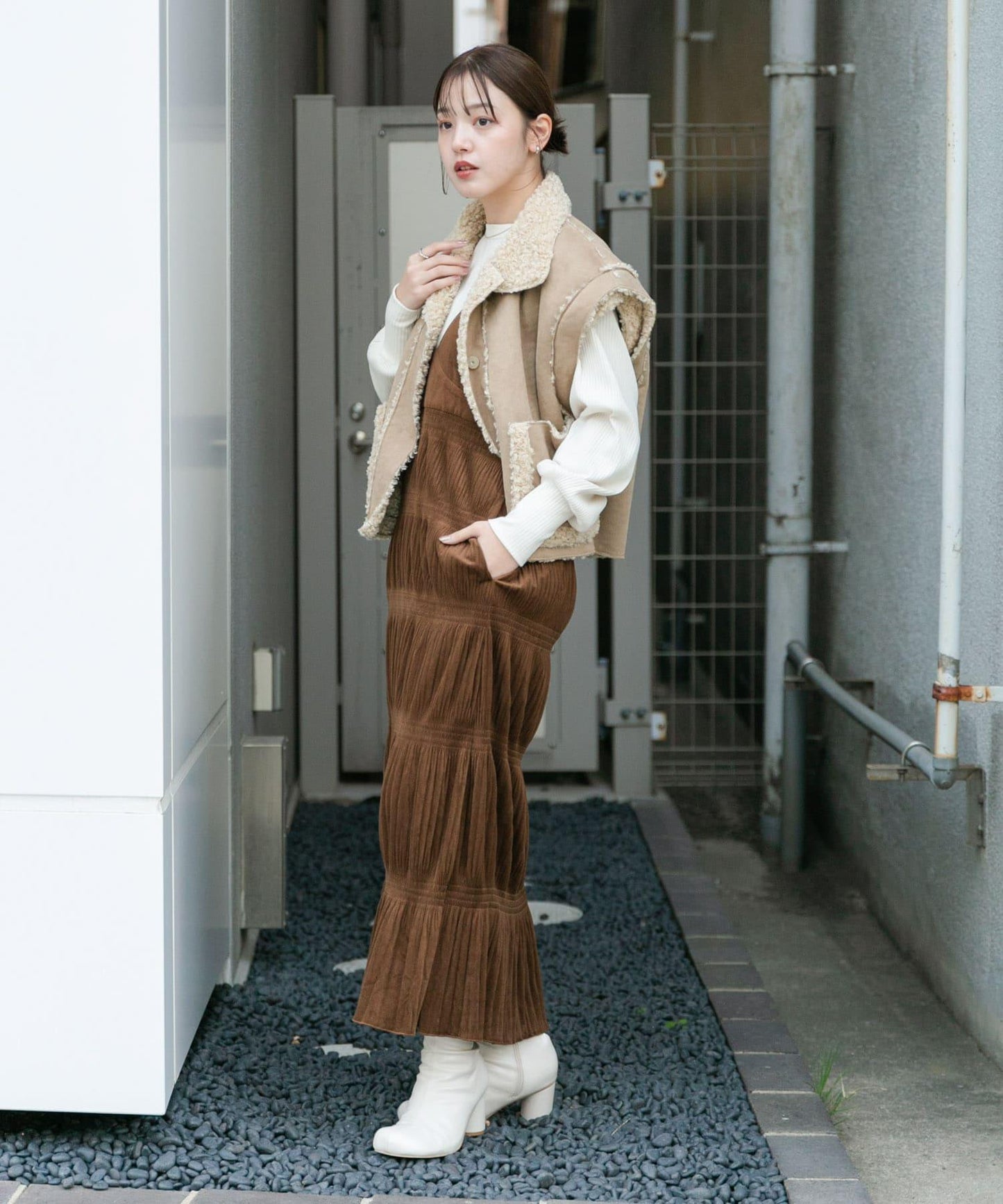 百褶吊帶連衣裙