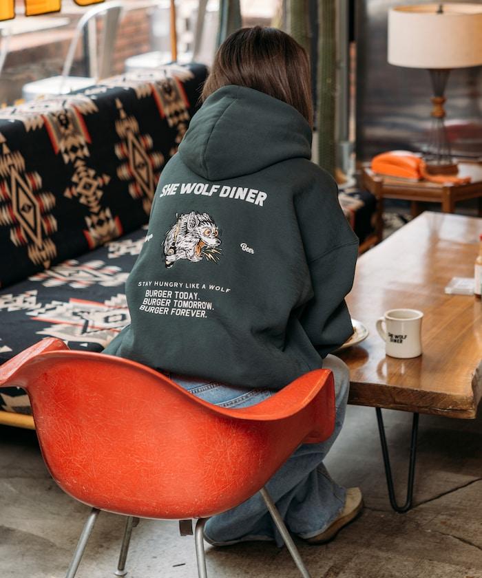 SHE WOLF DINER×FREAK'S STORE/シーウルフダイナー特別款寬鬆版型背部刺繡連帽衛衣/WOLF