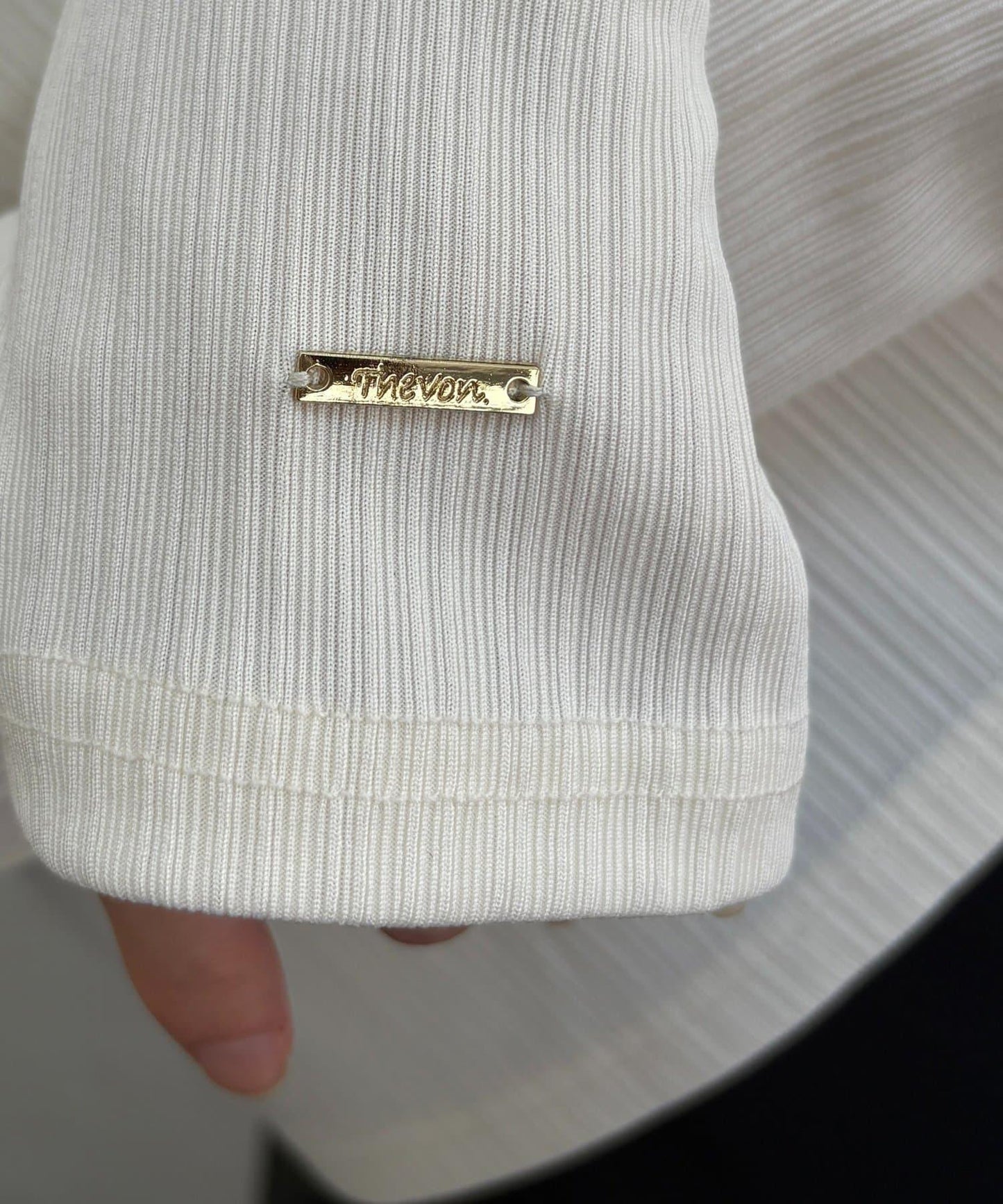 帶吊墜掛脖羅紋套頭衫