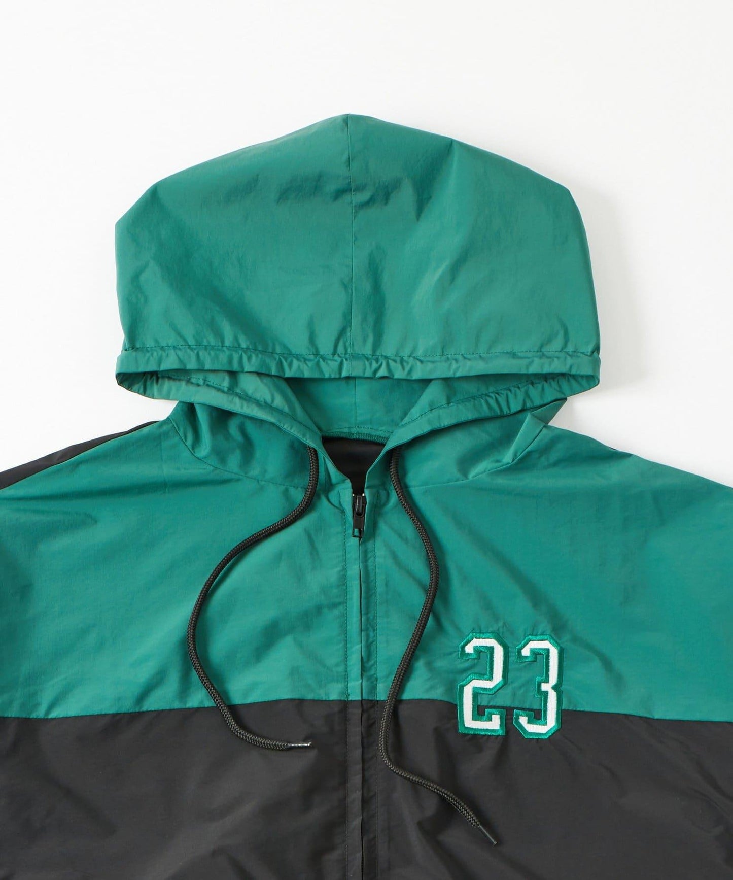 【WHO'S WHO gallery】數字印花尼龍連帽外套