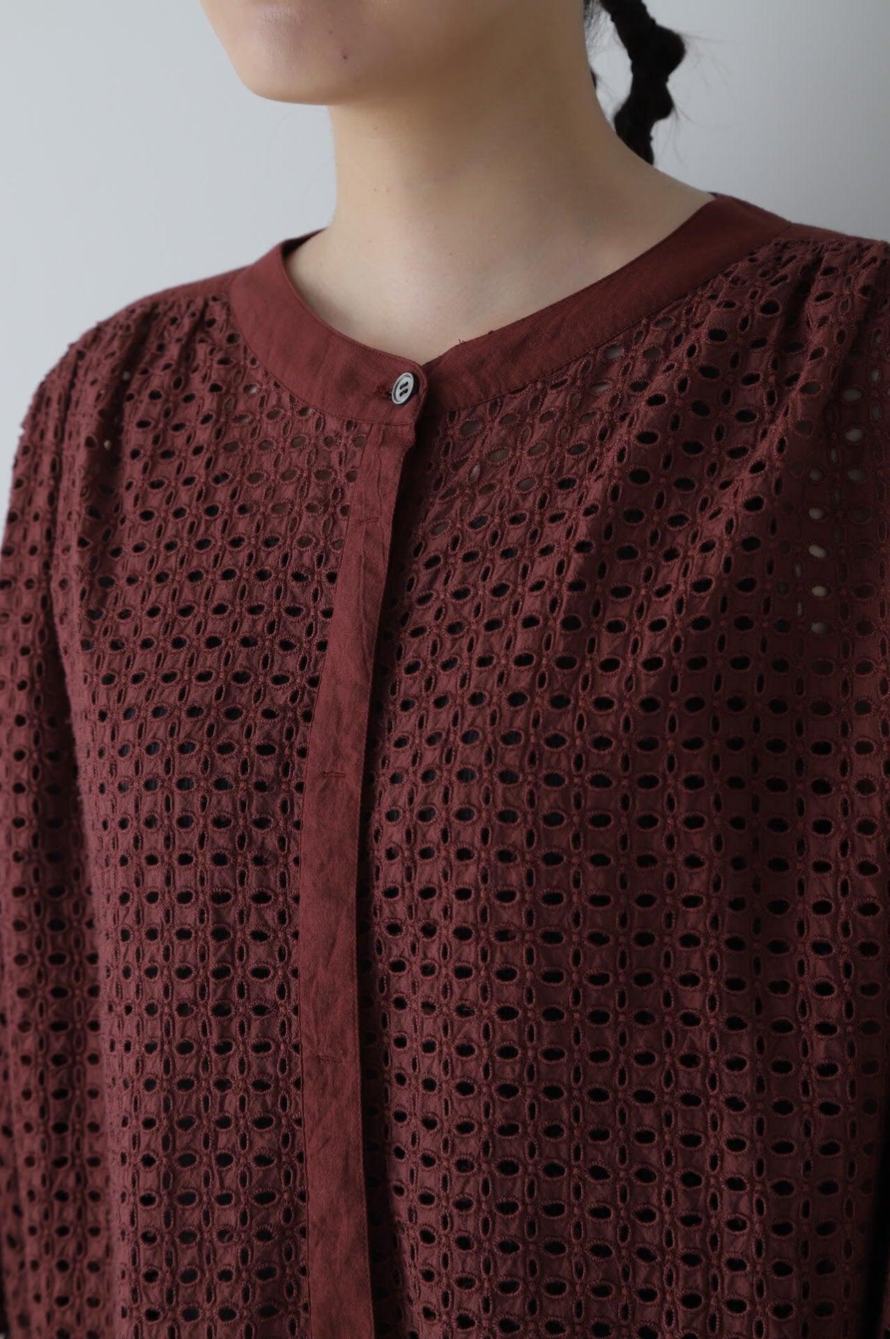 泡泡袖鏤空刺繡襯衫