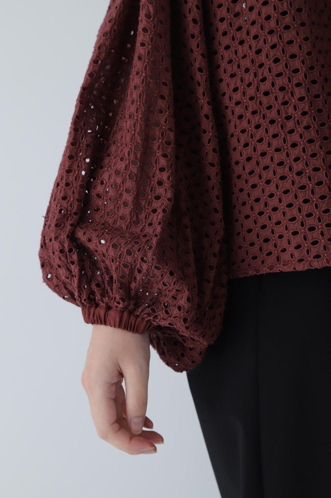 泡泡袖鏤空刺繡襯衫