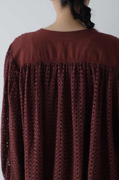 泡泡袖鏤空刺繡襯衫