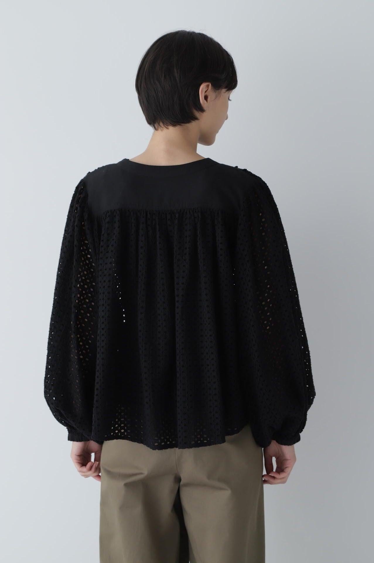 泡泡袖鏤空刺繡襯衫