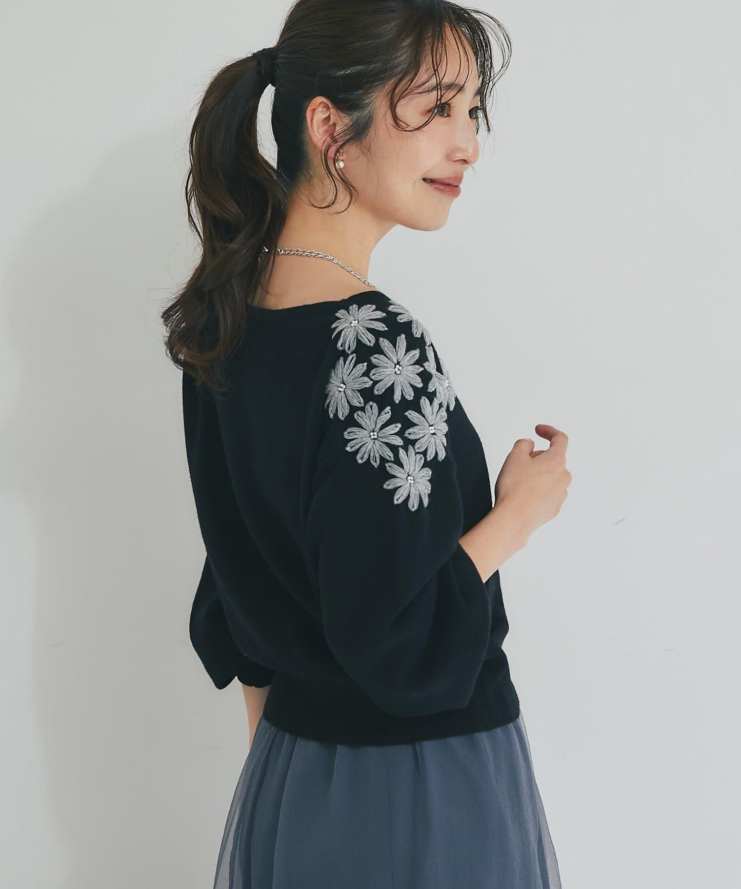 La boutique BonBon 花卉刺繡短款針織上衣