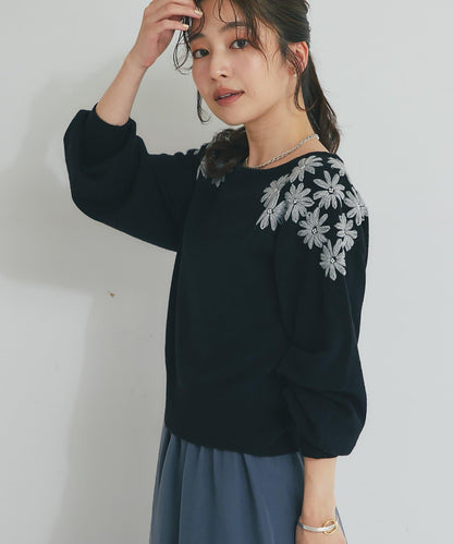 La boutique BonBon 花卉刺繡短款針織上衣