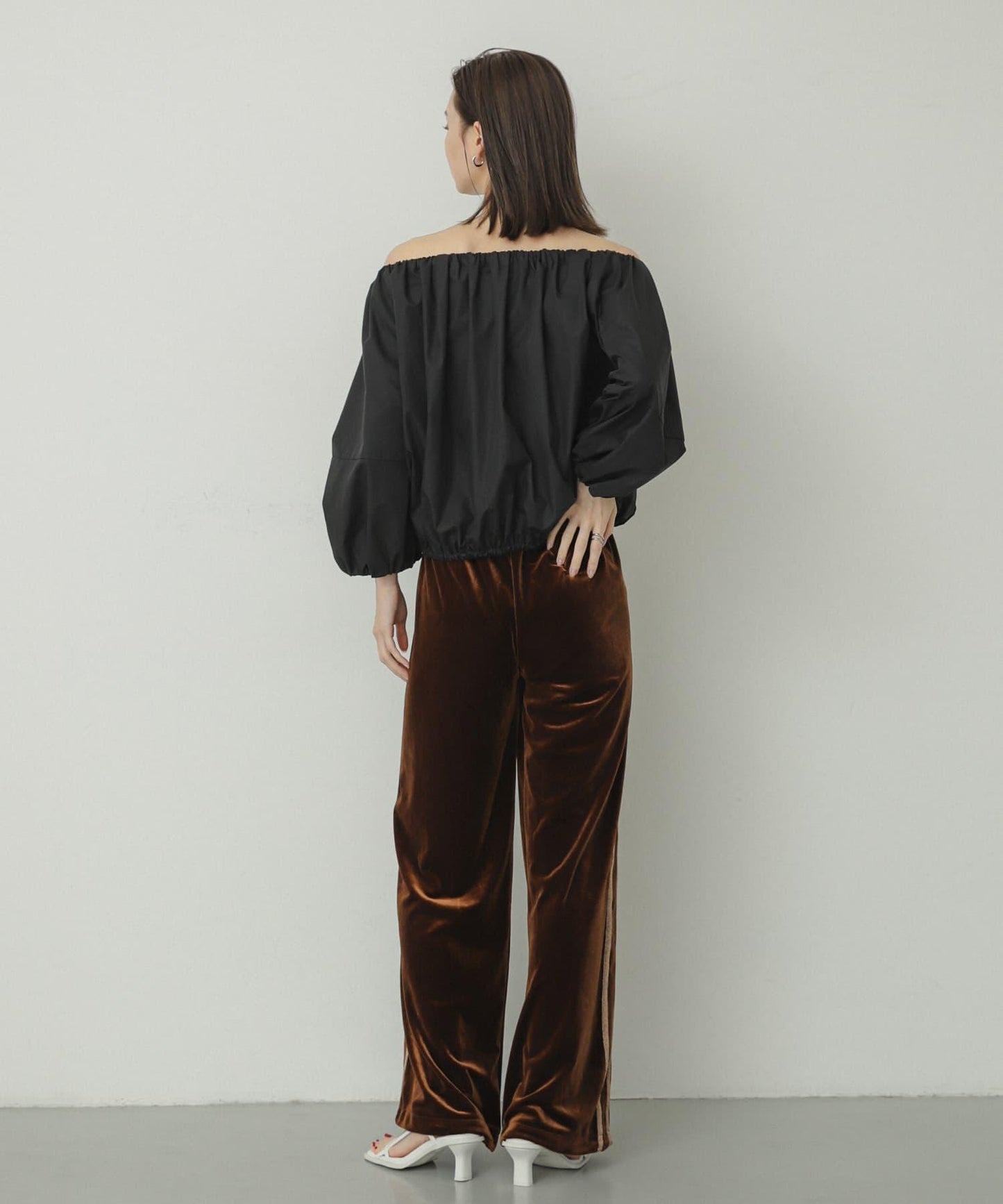 泡泡袖一字肩襯衫