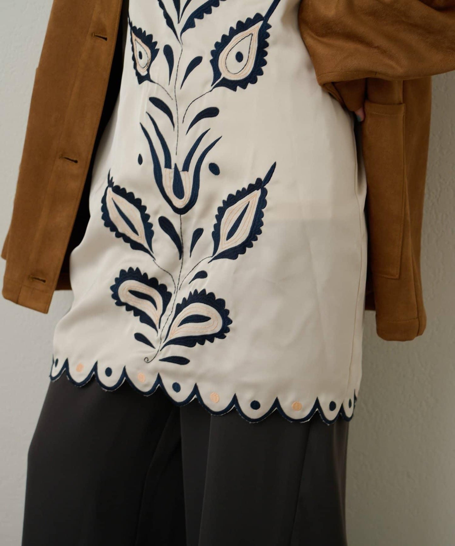 緞面刺繡吊帶長款上衣