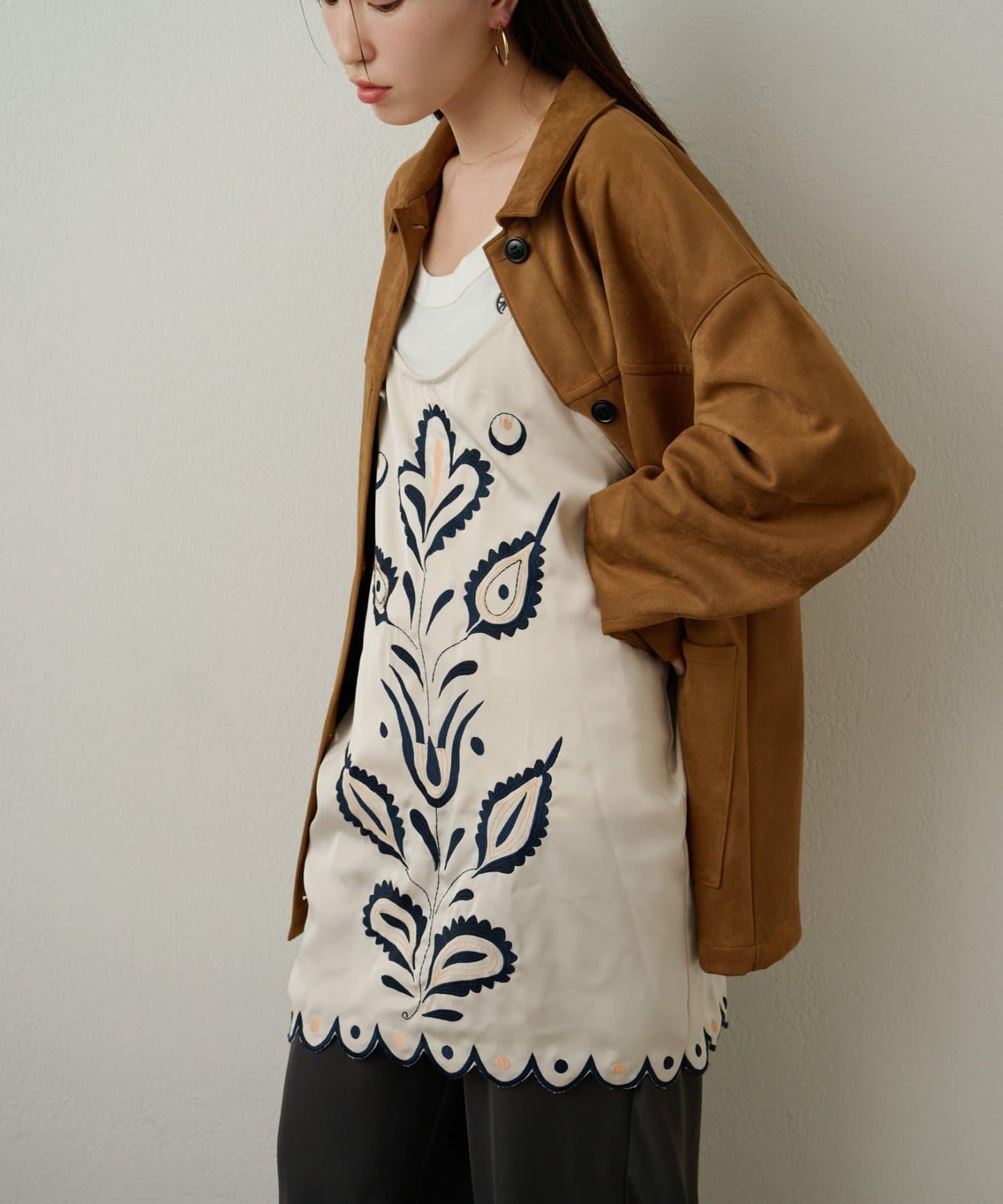 緞面刺繡吊帶長款上衣