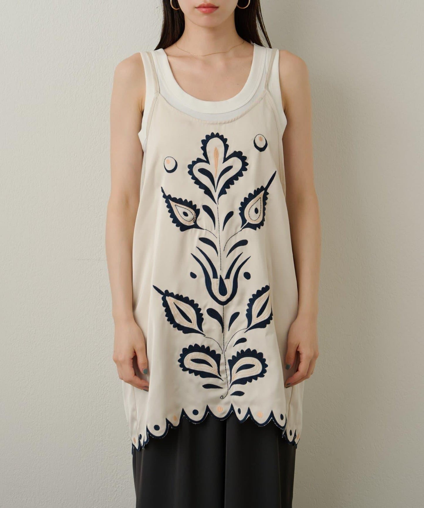 緞面刺繡吊帶長款上衣