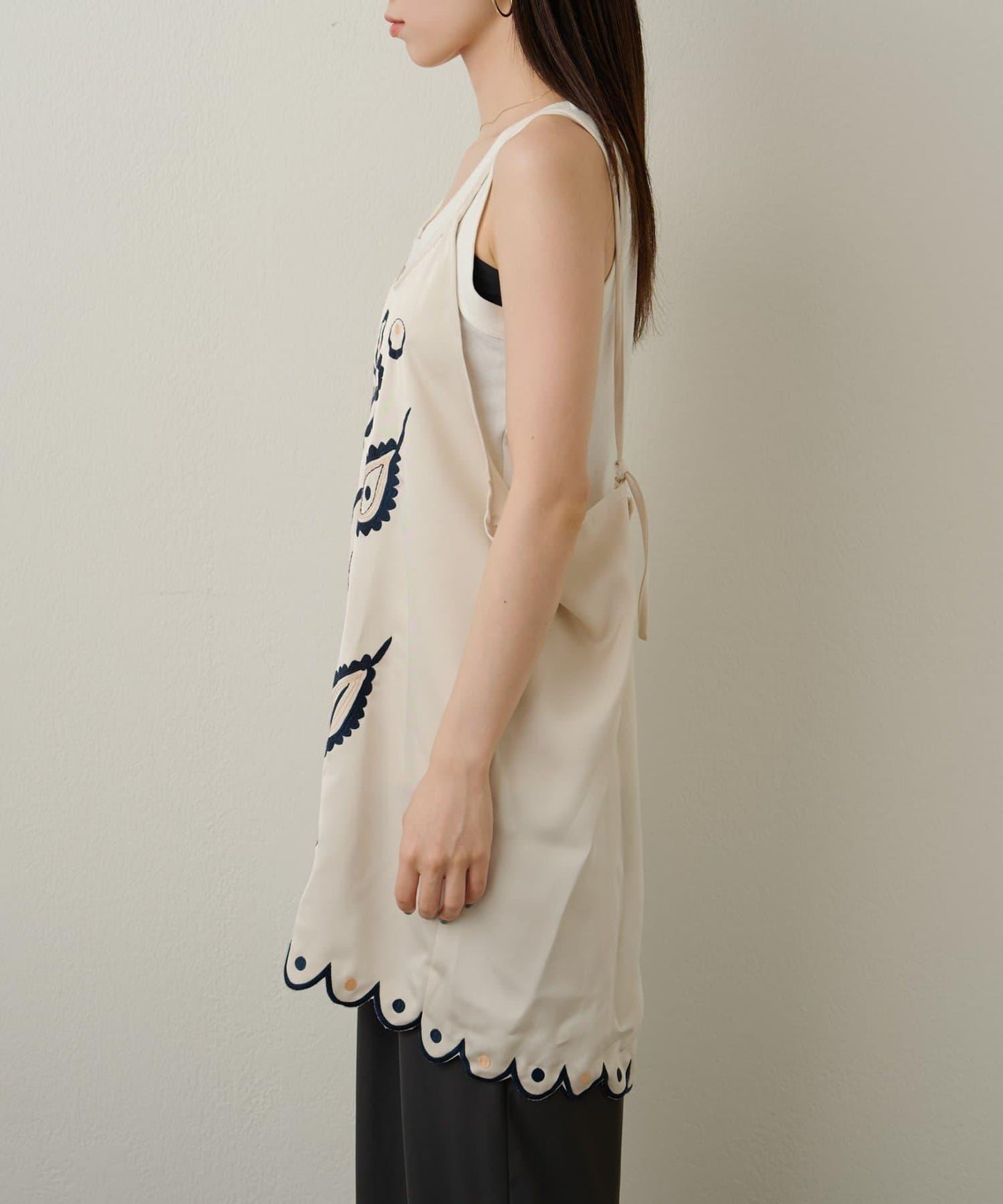 緞面刺繡吊帶長款上衣