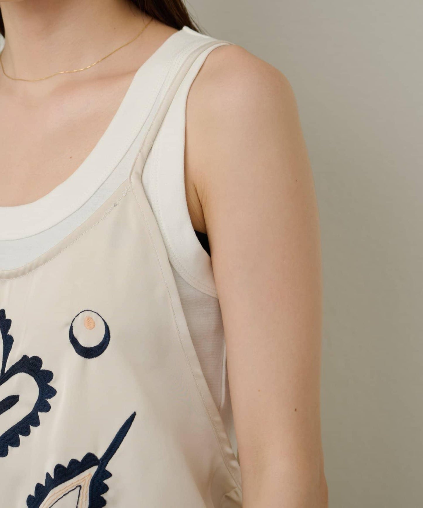 緞面刺繡吊帶長款上衣