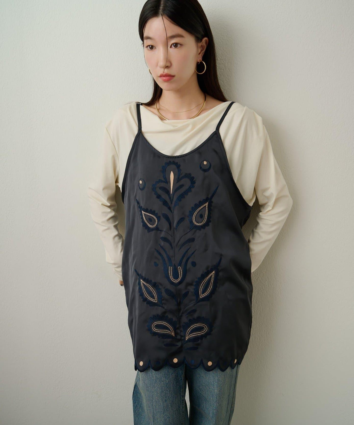 緞面刺繡吊帶長款上衣