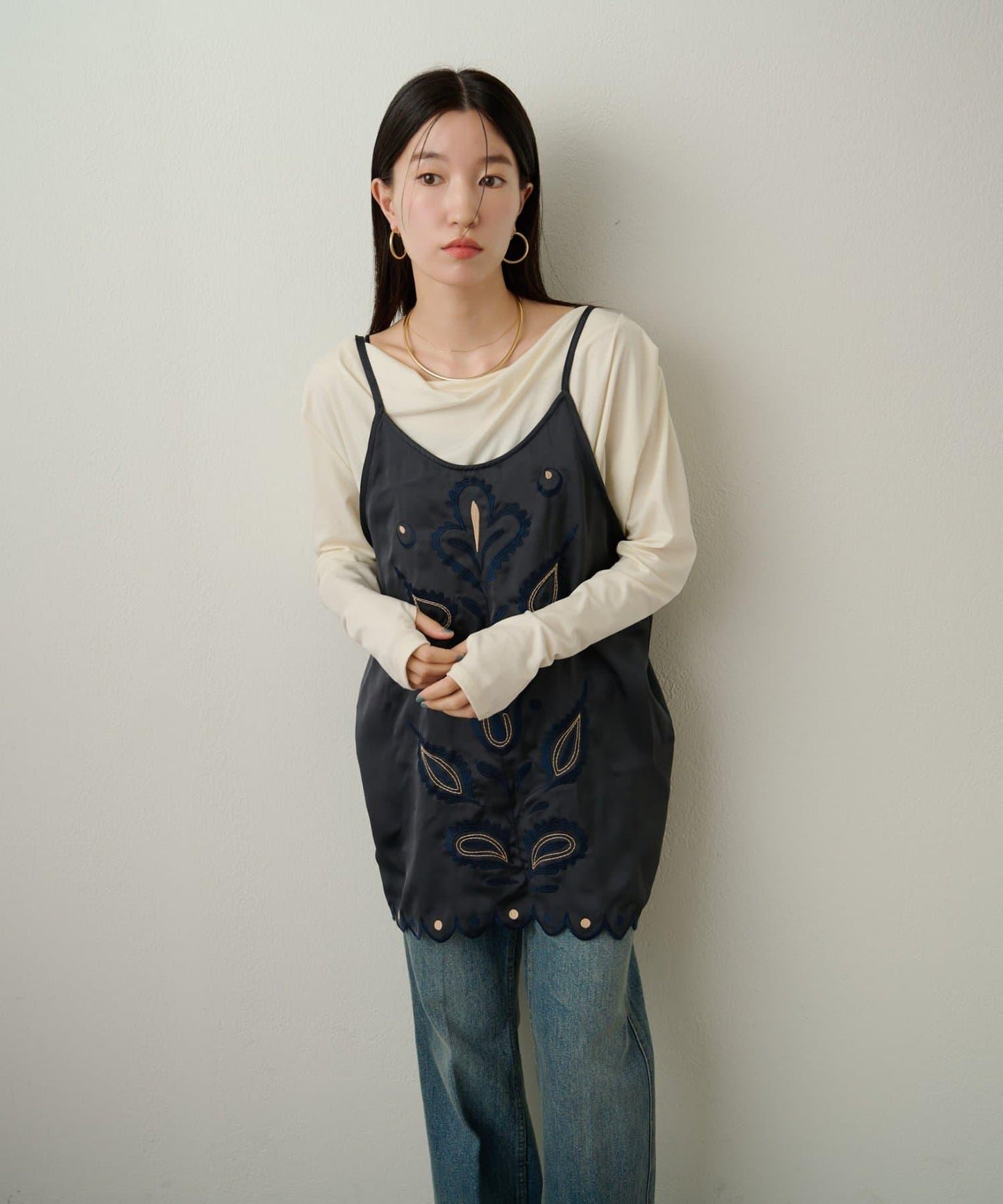 緞面刺繡吊帶長款上衣