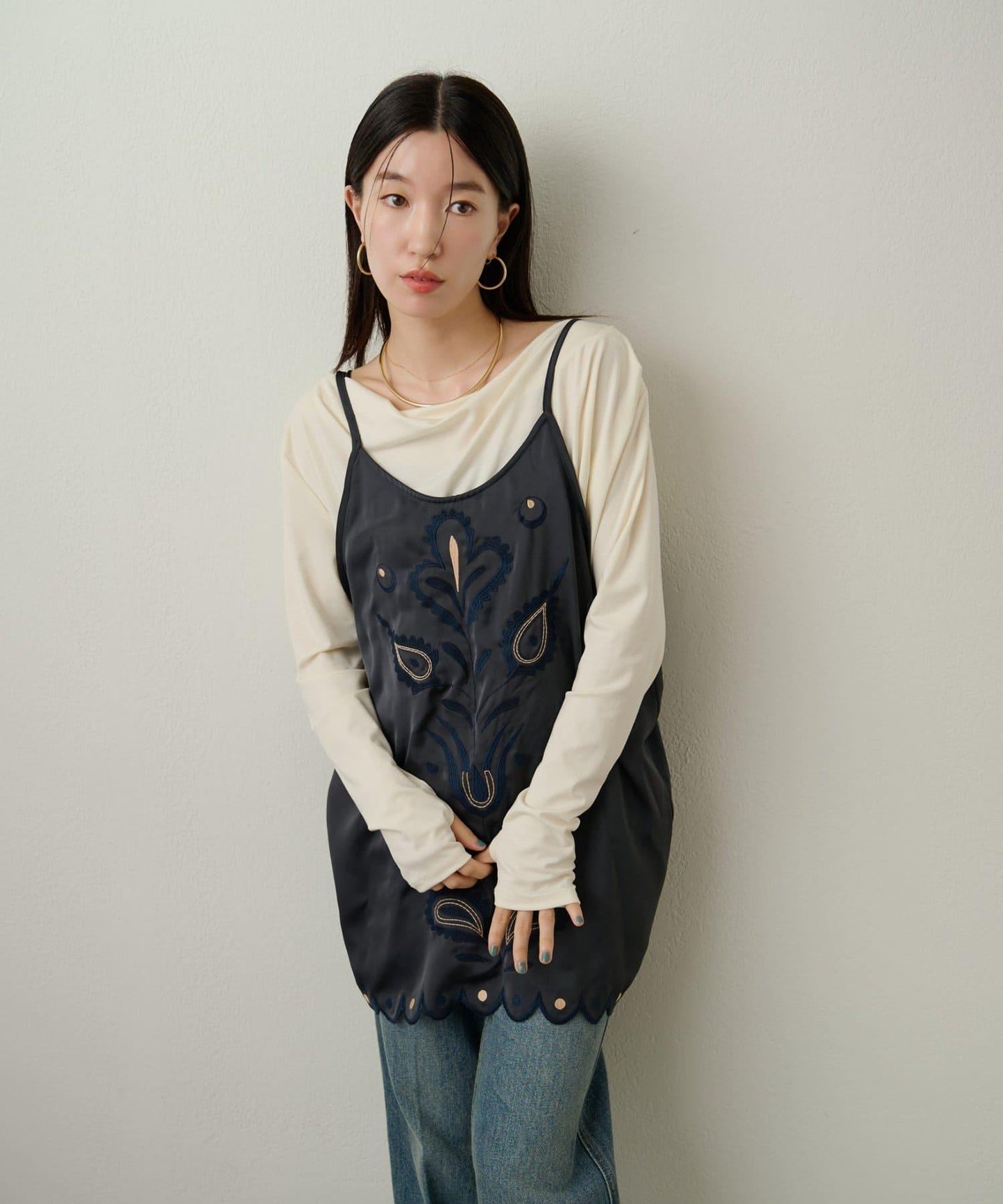 緞面刺繡吊帶長款上衣