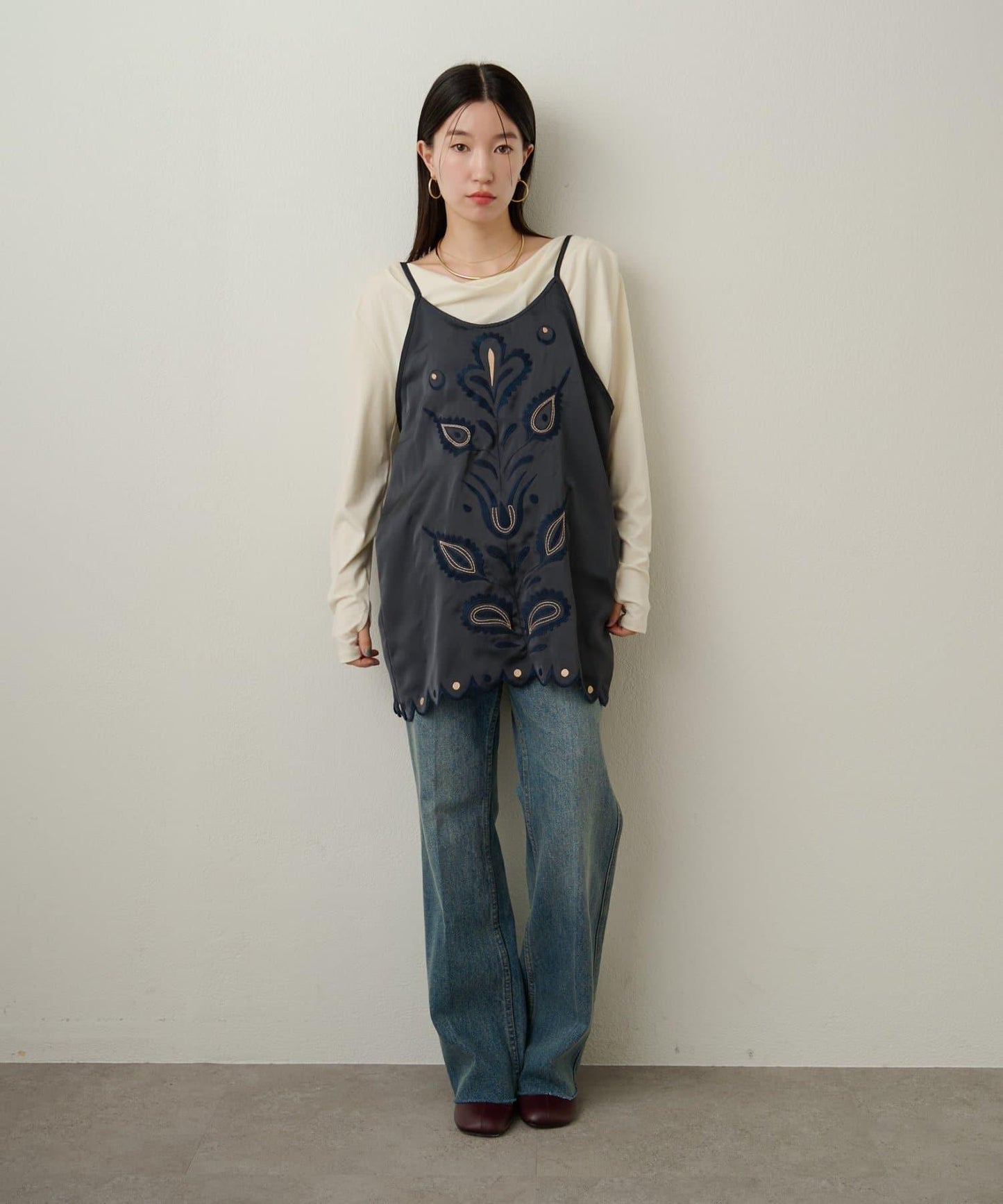 緞面刺繡吊帶長款上衣