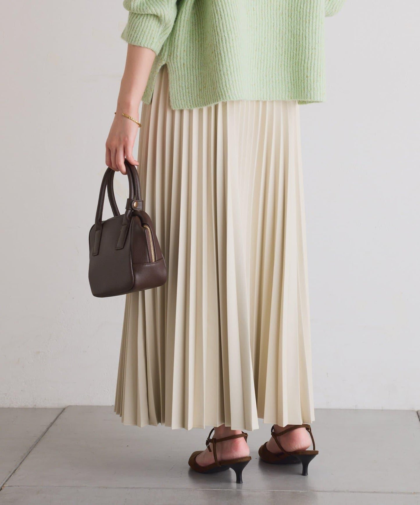 【不顯身材曲線】仿皮百褶裙