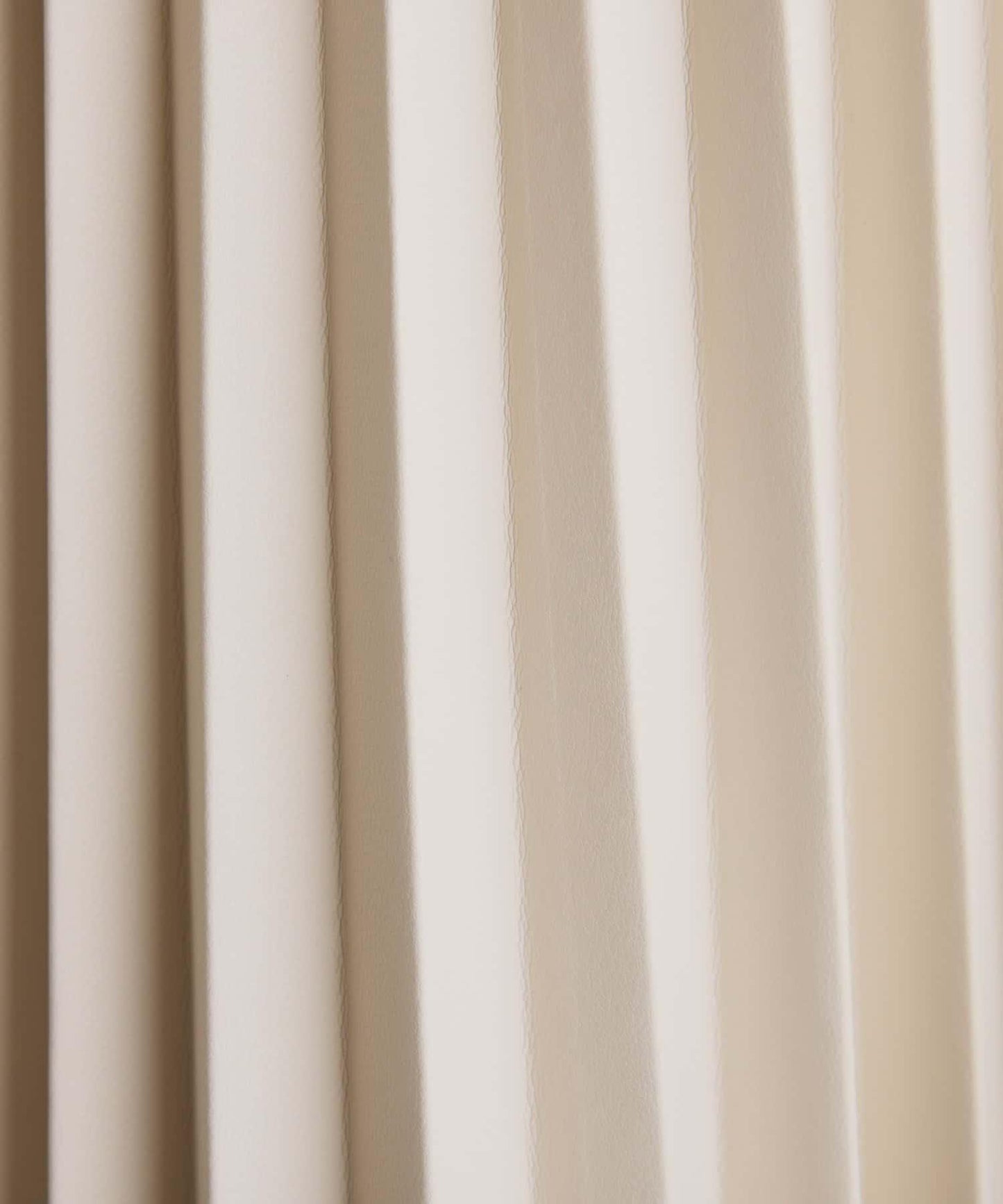 【不顯身材曲線】仿皮百褶裙