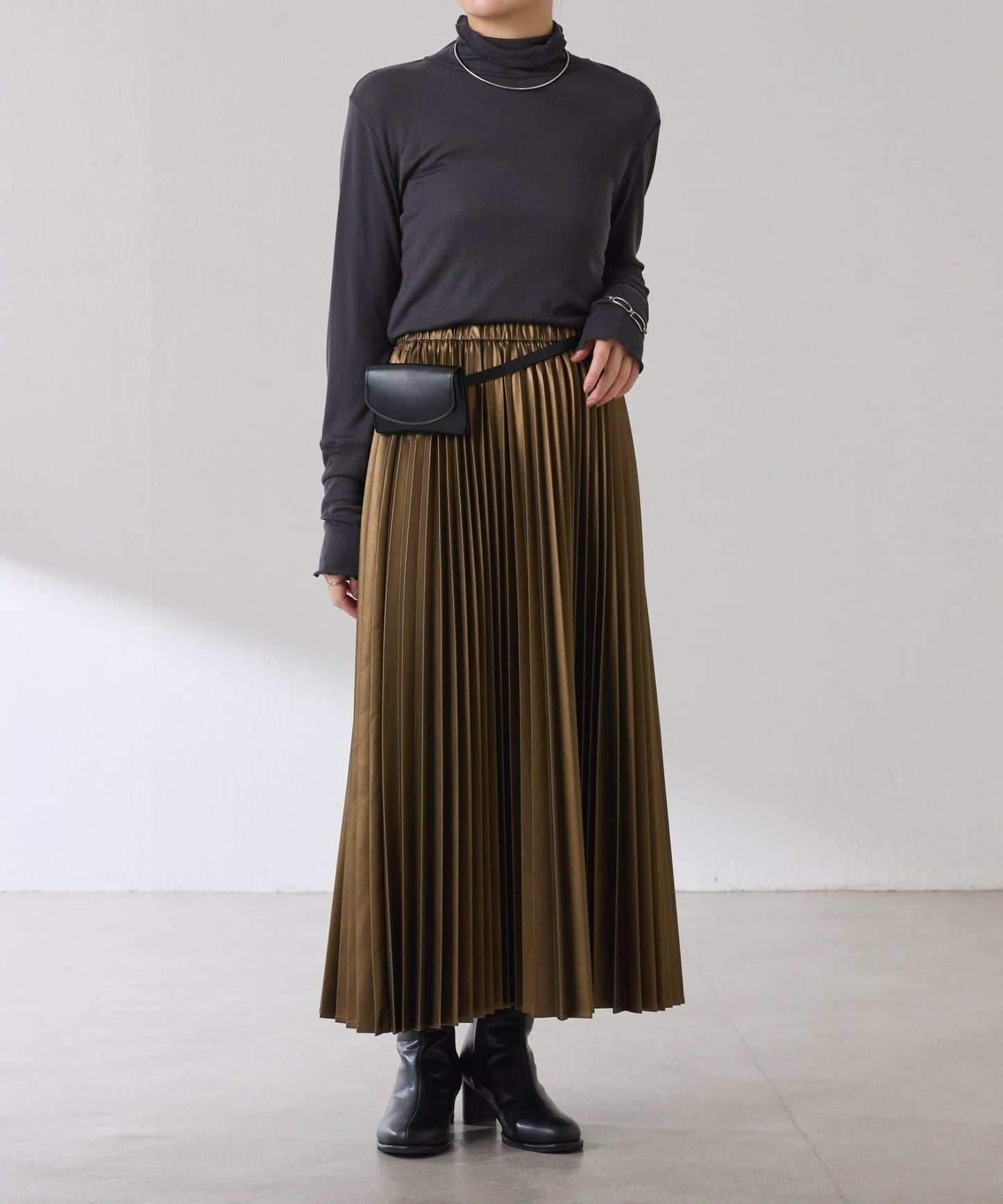 【不顯身材曲線】仿皮百褶裙