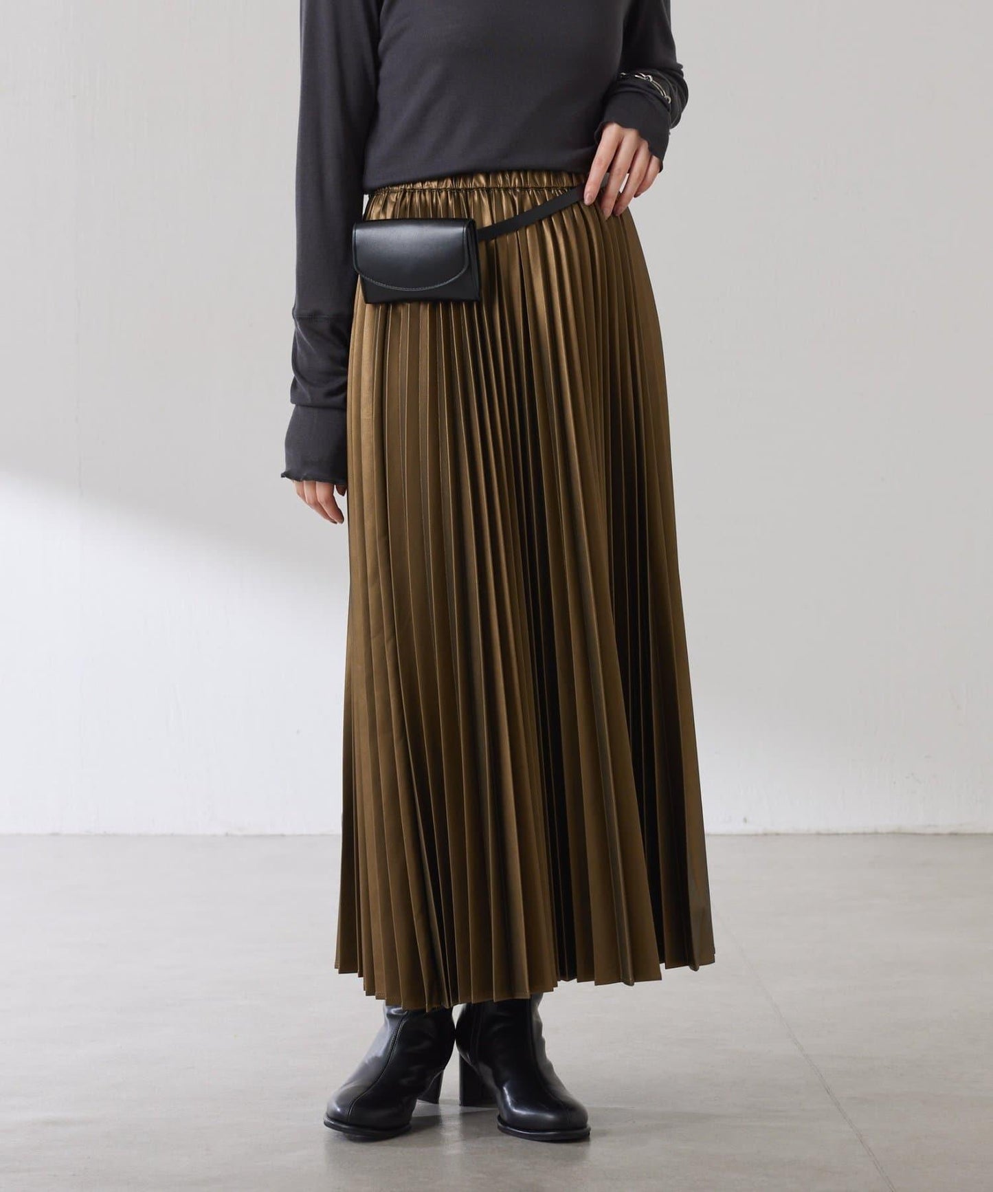 【不顯身材曲線】仿皮百褶裙