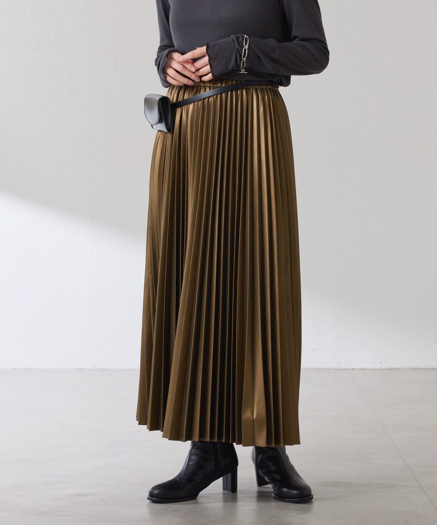 【不顯身材曲線】仿皮百褶裙