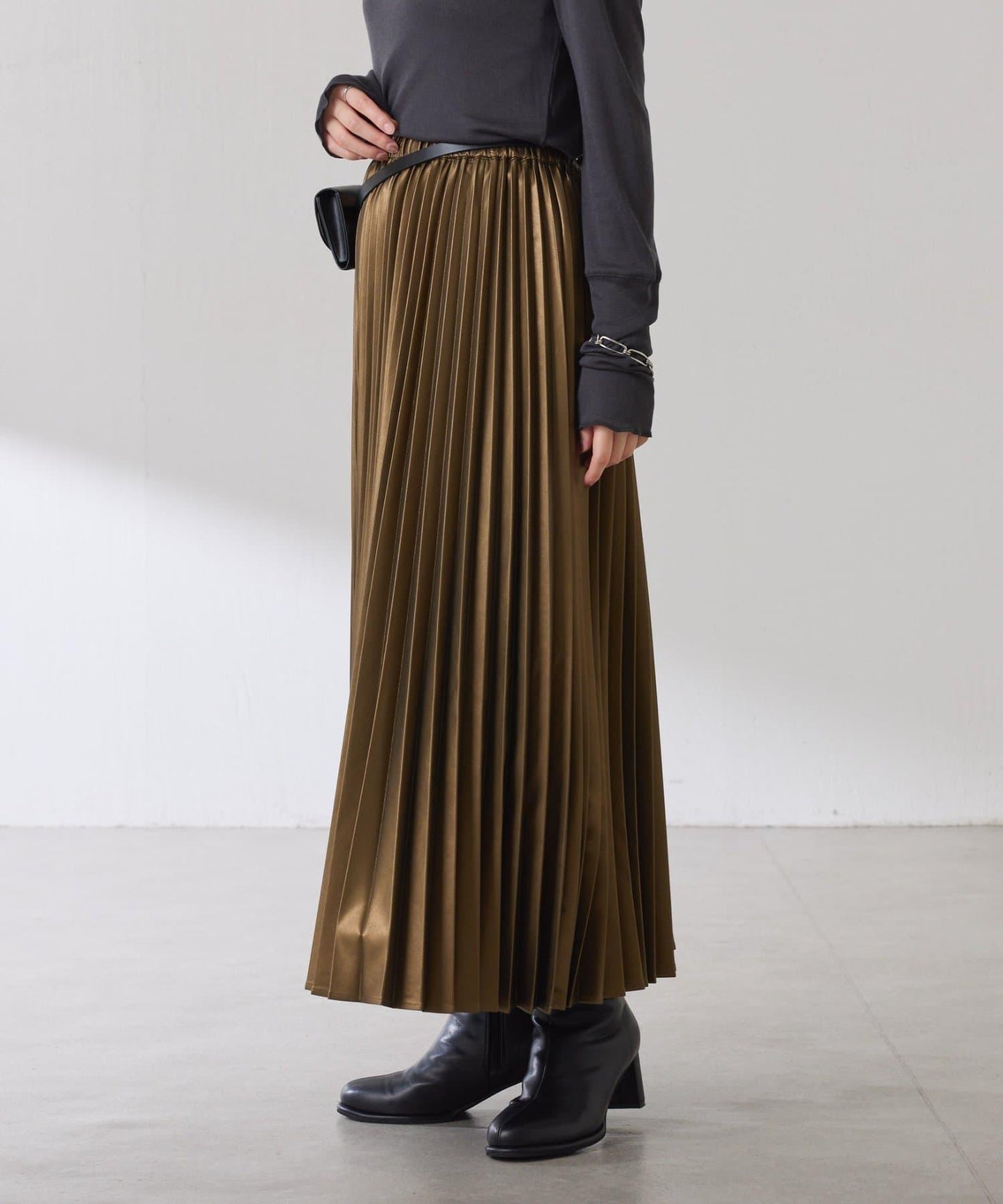 【不顯身材曲線】仿皮百褶裙