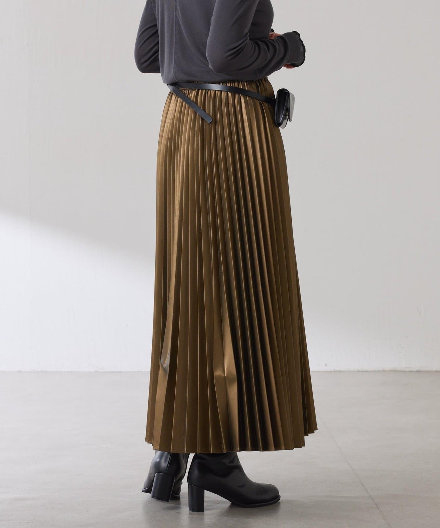 【不顯身材曲線】仿皮百褶裙