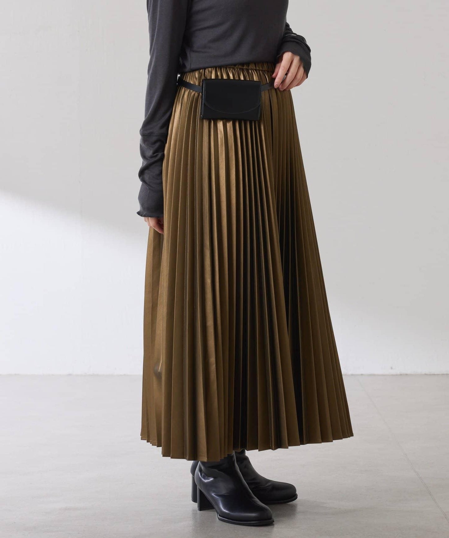 【不顯身材曲線】仿皮百褶裙