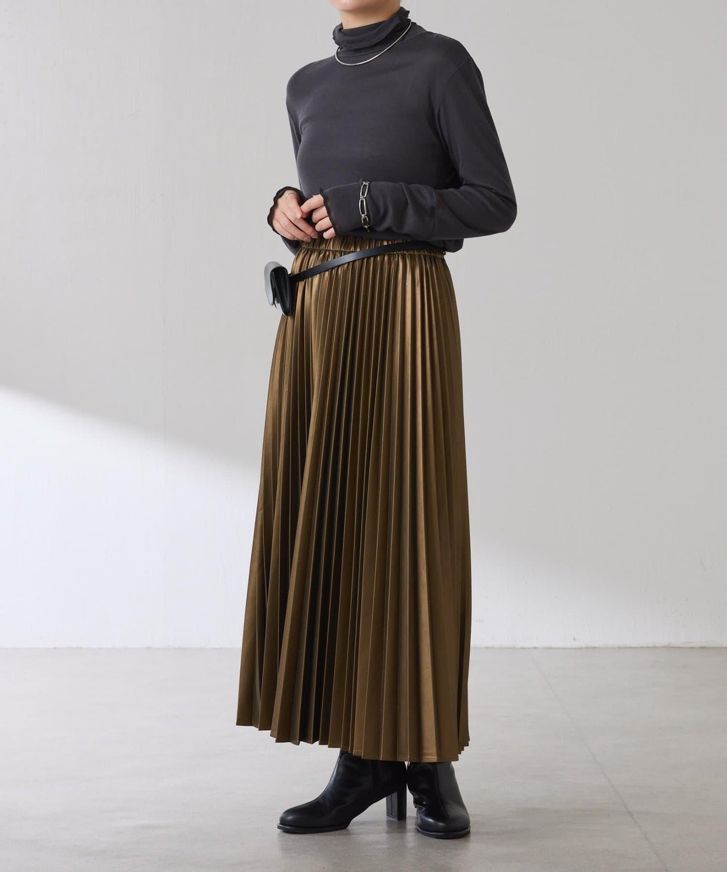 【不顯身材曲線】仿皮百褶裙