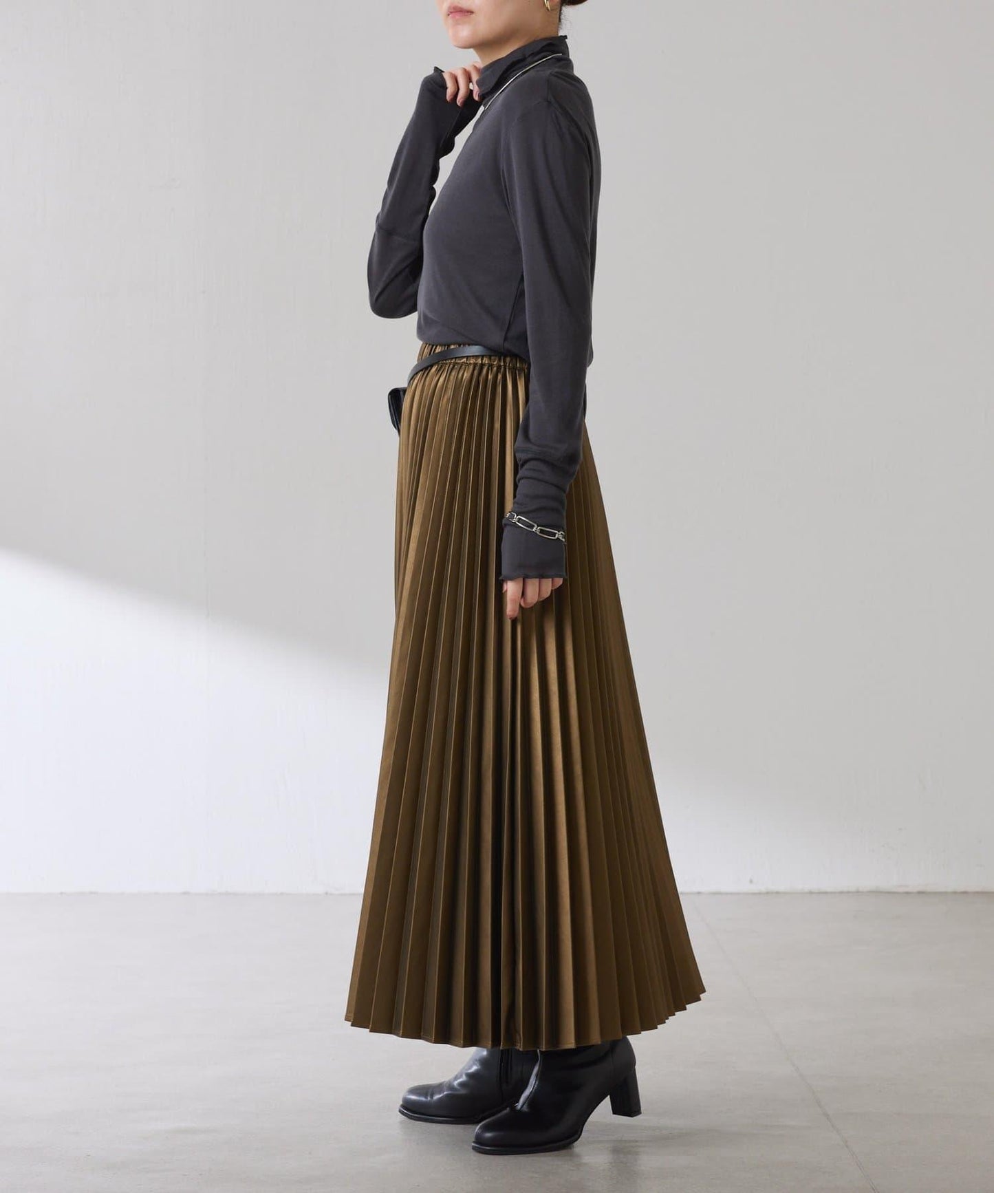 【不顯身材曲線】仿皮百褶裙