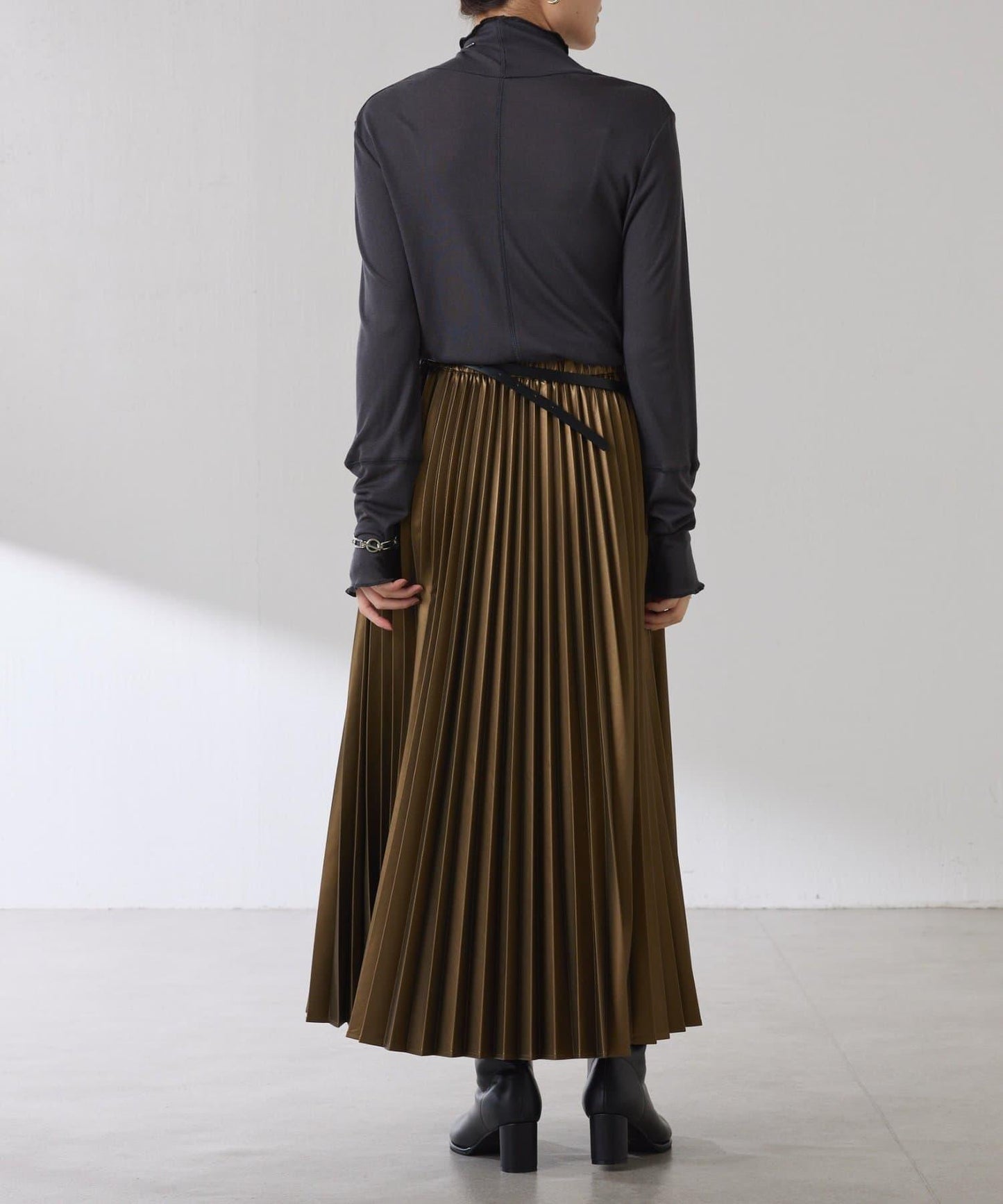 【不顯身材曲線】仿皮百褶裙