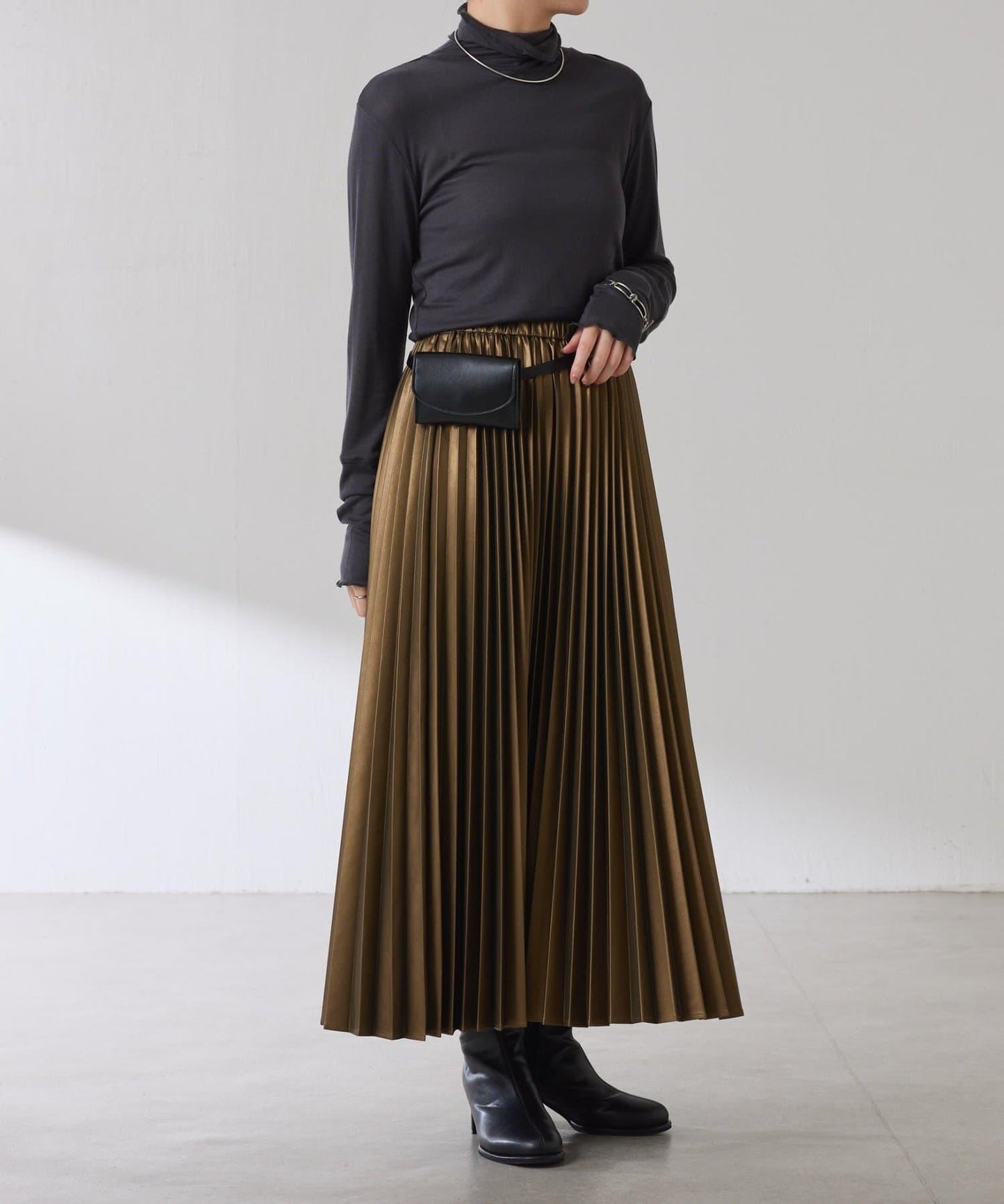 【不顯身材曲線】仿皮百褶裙