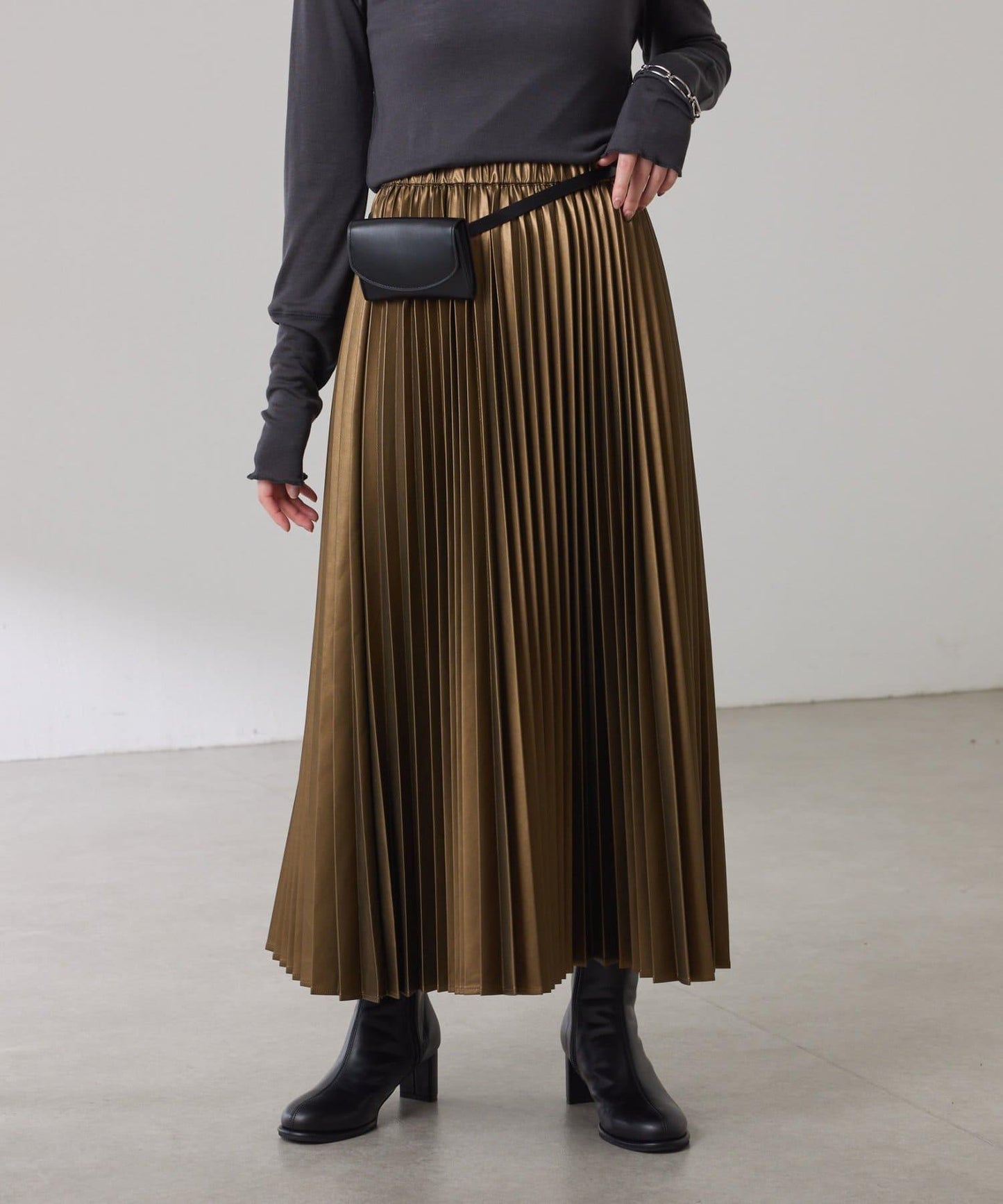 【不顯身材曲線】仿皮百褶裙