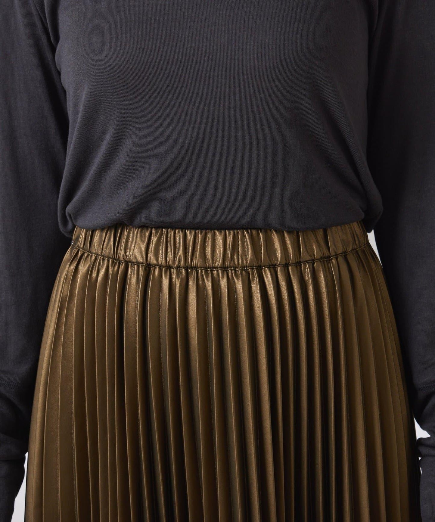 【不顯身材曲線】仿皮百褶裙