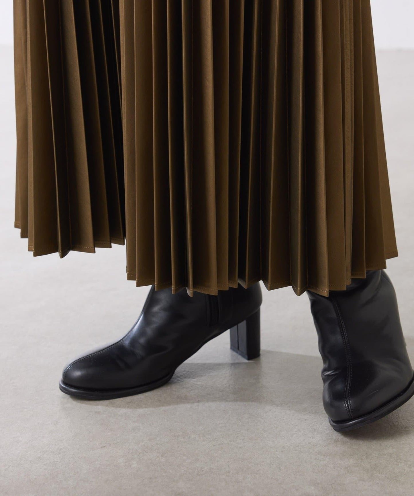 【不顯身材曲線】仿皮百褶裙