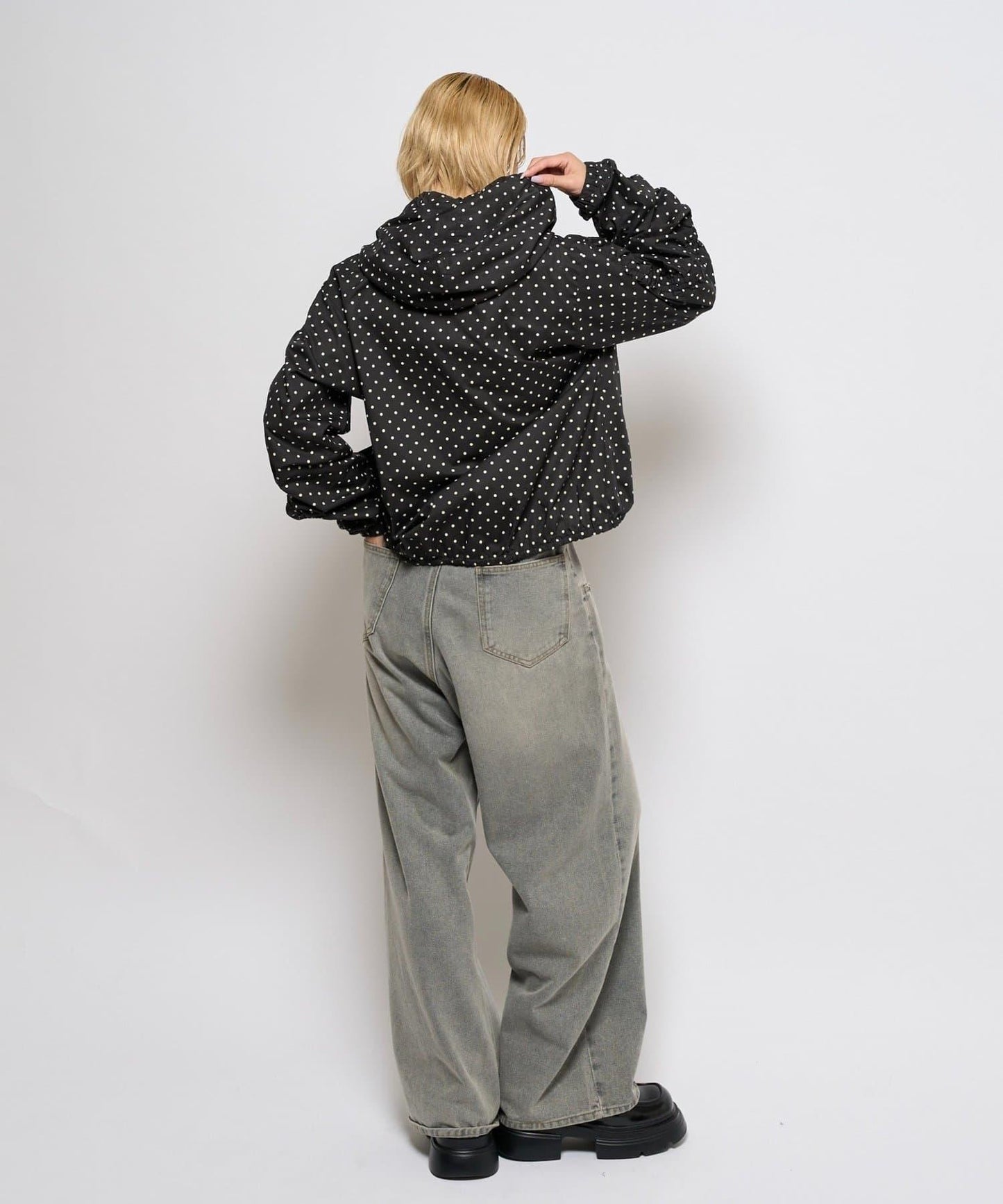 【WHO'S WHO gallery】抽褶連帽襯衫夾克