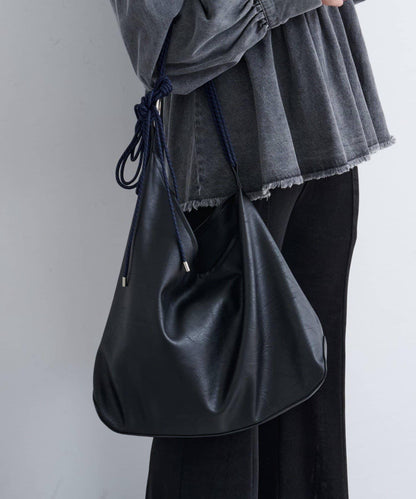 B 不對稱皮革包